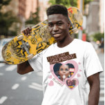 Ik hou van mijn Vriendin roze bruine fototekst y2k T-shirt<br><div class="desc">Creëer uw eigen Ik hou van mijn vriendin shirt met deze super kleurrijke shirt sjabloon met 2 foto's in enorme rode harten en handgeschreven aangepaste tekst op roze en bruine kleuren markeren. Dit shirt kan een kruimelig, grappig bf-jubileumgeschenk zijn. Dwing je vriend om dit super schattige tiktok trend shirt de...</div>
