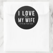 Ik hou van mijn vrouw als ze me laat golfen ronde sticker (Tas)