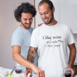 Ik hou van wijn en misschien 3 andere mensen Humor T-shirt<br><div class="desc"></div>