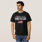 Ik identificeer me als Amerikaans identiteitsbelei T-shirt (Voorkant volledig)