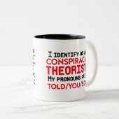 Ik identificeer me als complottheoreticus tweekleurige koffiemok (Voorkant rechts)