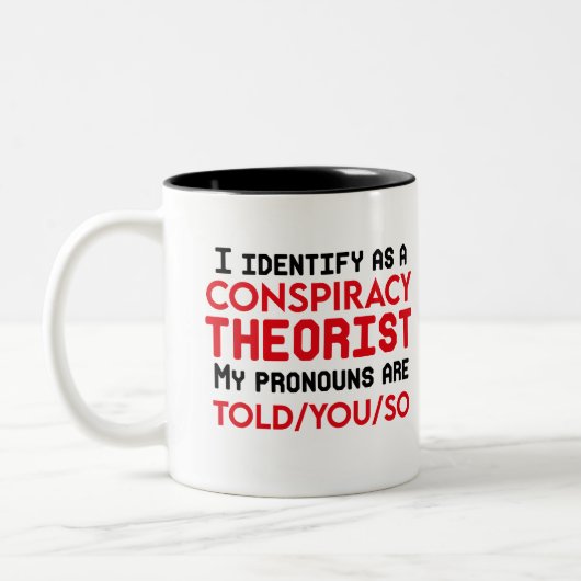 Ik identificeer me als complottheoreticus tweekleurige koffiemok (Links)