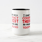 Ik identificeer me als complottheoreticus tweekleurige koffiemok (Center)