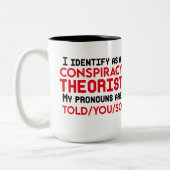 Ik identificeer me als complottheoreticus tweekleurige koffiemok (Links)