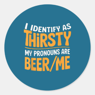 Ik Identificeer Me Als Dorstig Mijn Voornaamwoorde Ronde Sticker