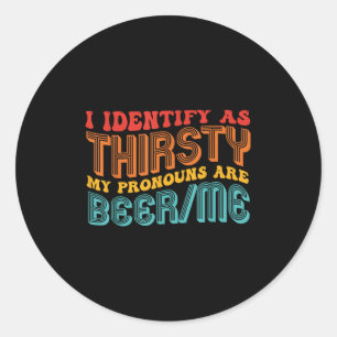 Ik identificeer me als dorstig mijn voornaamwoorde ronde sticker