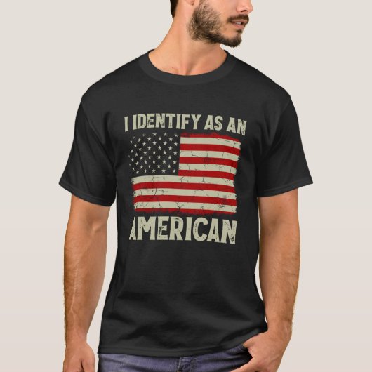 Ik identificeer me als een Amerikaanse  Amerikaans T-shirt (Voorkant)