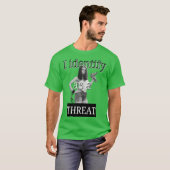 Ik identificeer me als een bedreiging t-shirt (Voorkant volledig)