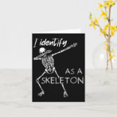 Ik identificeer me als een grappig skelet Hallowee Kaart (Gele Bloem)