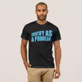 Ik identificeer me als een probleemstelling Sassy T-shirt (Voorkant volledig)