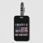 Ik identificeer me als niet-Biden patriottische Am Bagagelabel (Voorkant (verticaal))