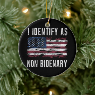 Ik Identificeer Me Als Niet-Bideniaanse Patriottis Keramisch Ornament