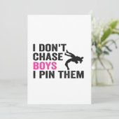 Ik jaag niet op jongens, ik pins ze op grappig wor kaart (Staand voorkant)