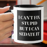 Ik kan geen stomme tekst op koffie Mok oplossen<br><div class="desc">Ik kan het niet oplossen,  maar ik kan het wel overdoen. Het is bedrukt aan beide zijden van deze zwarte en witte mok,  perfect voor een paramedische,  dokter of verpleegkundige. Kies uw mok stijl,  handvatkleur,  binnenkleur en verander de achtergrondkleur in om het even wat.</div>