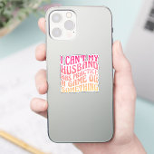 Ik kan niet dat mijn man een spelquote grappig hee sticker (Telefoon)