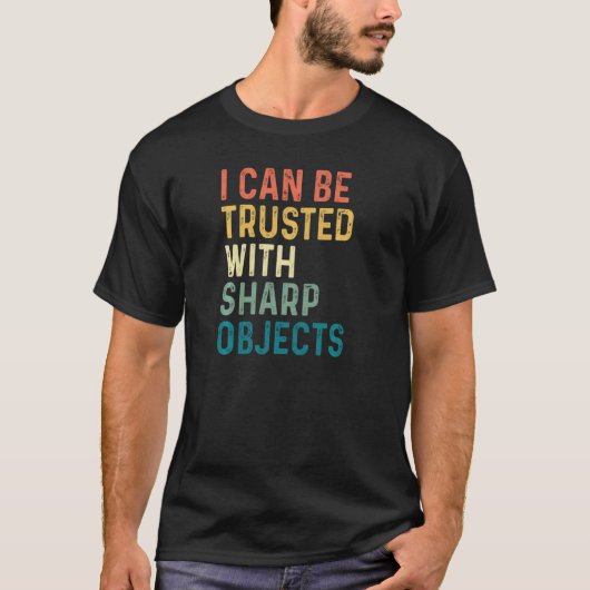 Ik kan worden vertrouwd met Sharp Objects Jokes T-shirt (Voorkant)