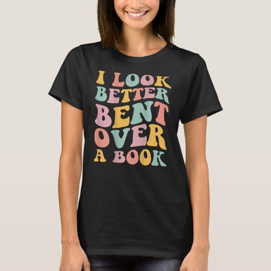 Ik kijk beter gebogen over een boek lezen t-shirt (Voorkant)