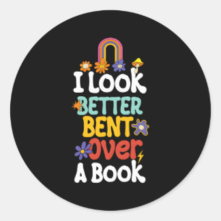 Ik kijk beter gebogen over een boek ronde sticker