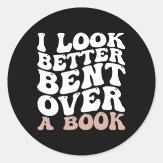 Ik kijk beter gebogen over een boek ronde sticker