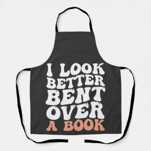 Ik kijk beter gebogen over een boek schort