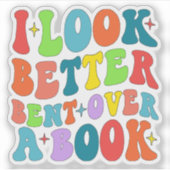 Ik kijk beter gebogen over een boeklezer minnaar G Sticker (Voorkant)