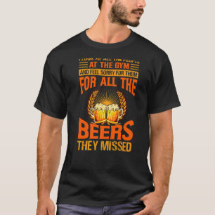 Ik kijk naar alle mensen in de Gym Beer Jokes T-shirt