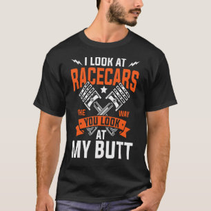 Ik kijk naar de garagemechanica en racer voor race t-shirt