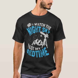 Ik kijk naar de nachtelijke hemel voorbij mijn bed t-shirt