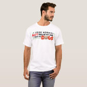 IK KIJK NORMAAL MAAR GELOOF ME, IK PRAAT NAAR HOND T-SHIRT (Voorkant volledig)