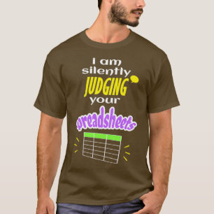 Ik kijk stilletjes naar je spreadsheets in grappig t-shirt