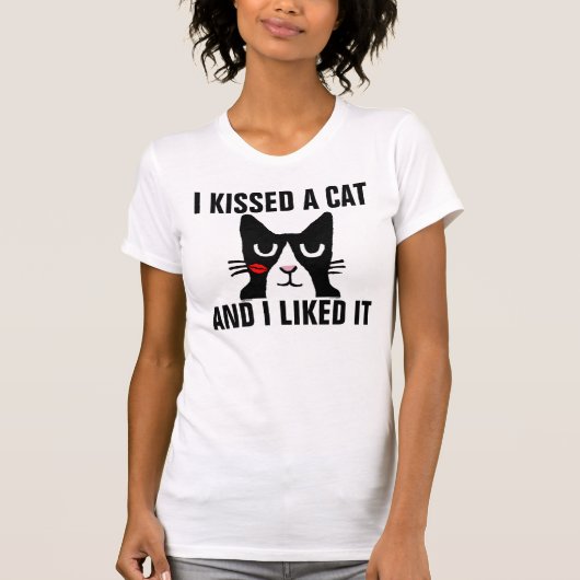 IK KISSEERDE EEN KAT EN ik hield ervan, grappige T T-shirt (Voorkant)