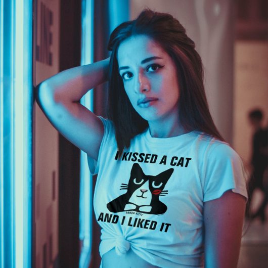 IK KISSEERDE EEN KAT EN IK LIKTE IT T-Shirts