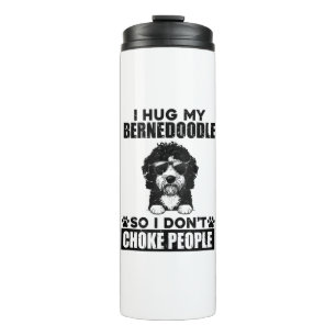 Ik knuffel mijn Bernedoodle zodat ik mensen niet v Thermosbeker