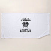 Ik knuffel mijn sint bernard zodat ik mensen niet  strandlaken (Voorkant)