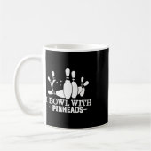 Ik kom met speldenkoppen grappig bowlingkleding koffiemok (Links)