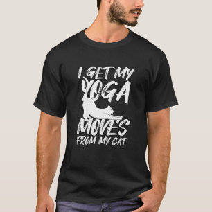 Ik krijg mijn Yoga-bewegingen van mijn kat Happy C T-shirt