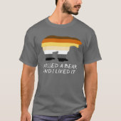 Ik kuste een Beer en ik vond het Gay Flag T-shirt (Voorkant)