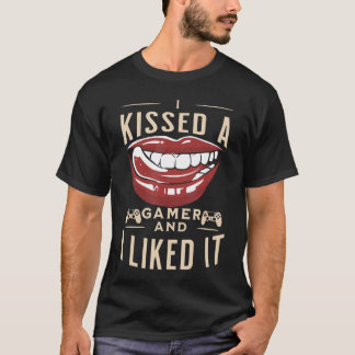 Ik kuste een gamer en ik vond het leuk Grappige vi T-shirt