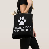 Ik kuste een hond en ik vond het leuk tote bag (Dichtbij)