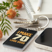 Ik laat 70 er goed uitzien 70ste verjaardag cadeau sleutelhanger (Voorkant Rechts)