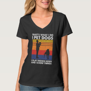 Ik laat Dogs zien dat ik Franse horn speel en dat T-shirt