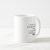 "Ik laat geen voetafdrukken achter in het zand" Mo Koffiemok (Voorkant rechts)