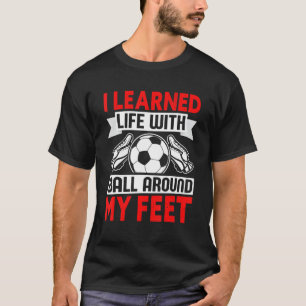 Ik leerde het leven met een bal rond mijn voetball t-shirt