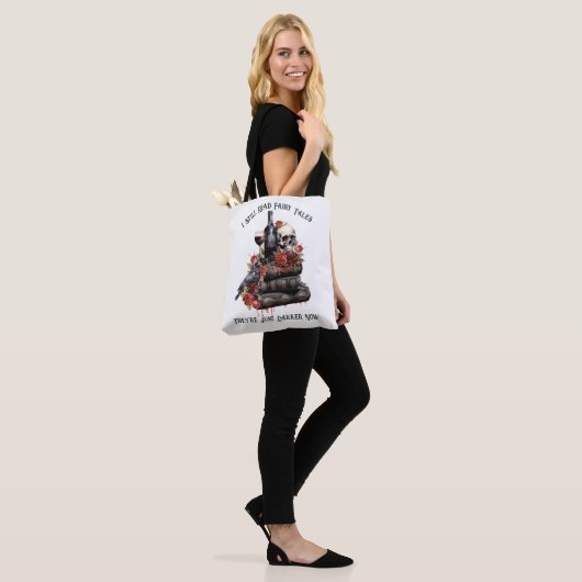 Ik lees nog steeds sprookjes die nu donkerder zijn tote bag (Op model)