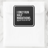 Ik loop alleen halve marathons omdat ik lui ben zo vierkante sticker (Tas)