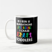 Ik loop de marathon gewoon grapje ik jaag peuters koffiemok (Links)