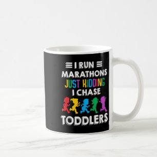 Ik loop de marathon gewoon grapje ik jaag peuters koffiemok