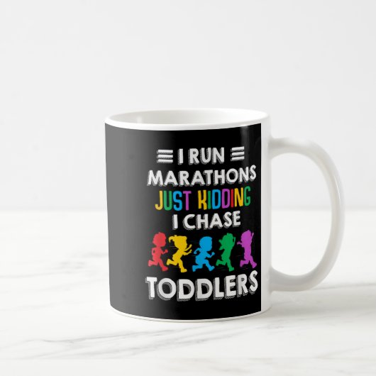 Ik loop de marathon gewoon grapje ik jaag peuters koffiemok (Rechts)