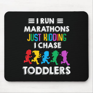 Ik loop de marathon gewoon grapje ik jaag peuters  muismat