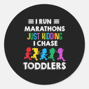 Ik loop de marathon gewoon grapje ik jaag peuters ronde sticker